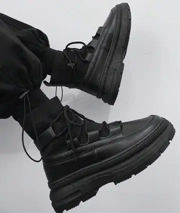 블랙 하이컷 스니커즈 통굽