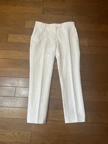 투모로우랜드의 크롭 팬츠