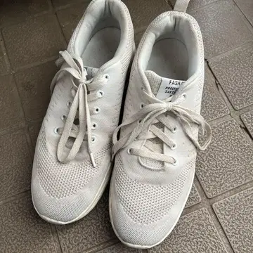 화이트 스니커즈