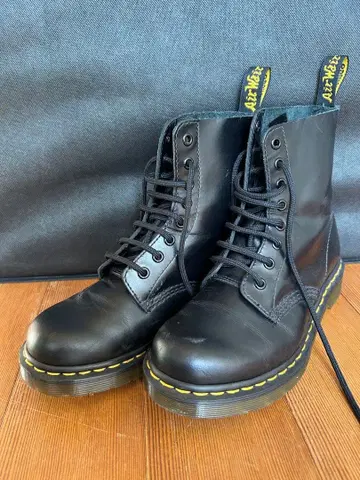 닥터 마틴 8홀 23cm us6 여성용