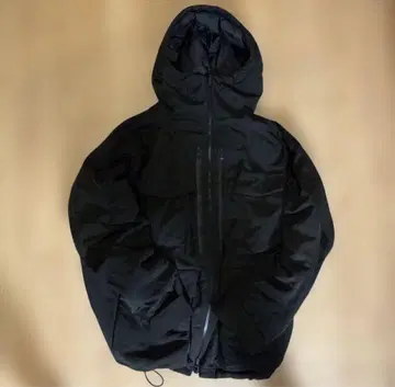 유니클로 x 화이트 마운티니어링 다운 자켓 후드 부착 M