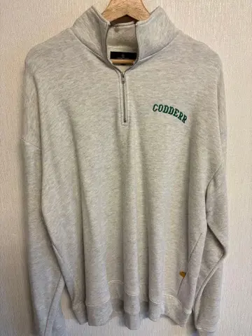 하프 지퍼 로고 자수 CODDERR