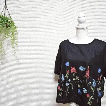 꽃무늬 자수 반팔 블랙 상의