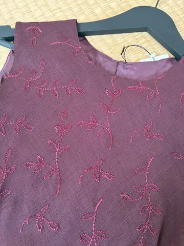 [택 포함 새상품] 23구 버건디 자수 슬리브리스 롱 원피스