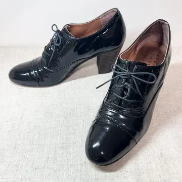 마가렛호웰 에나멜 레이스업 가죽 펌프스 24.5cm