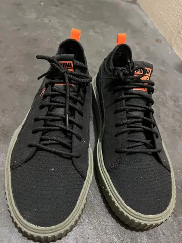 PUMA 블랙/오렌지 스니커즈