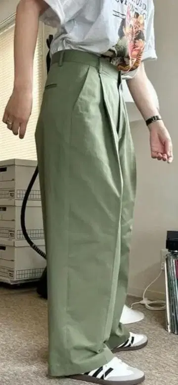 POIK 핀턱 와이드 팬츠 올리브 그린