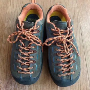 KEEN 브라운/오렌지 스니커즈