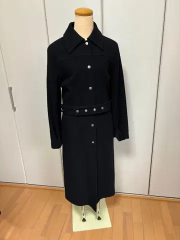 블랙 롱 코트 버튼 포함