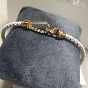 BLESS 화이트 가죽 뜨개질 팔찌