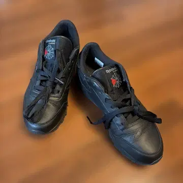 Reebok 클래식 블랙 스니커즈 26.5cm