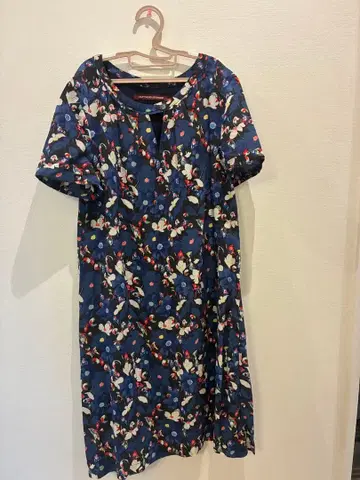 콩트와르 데코토니에 꽃무늬 반팔 무릎 기장 원피스