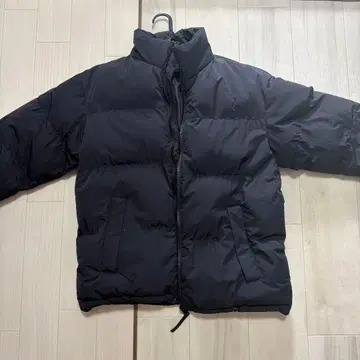 블랙 다운 자켓 지퍼 포함