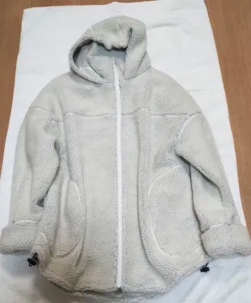 미사용 새상품 EDWIN 보아 자켓 아우터 크림 계열 화이트 색상