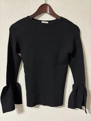 IENA 블랙 리브 플레어 소매 긴팔 상의