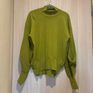 UN3D. 라임 그린 터틀넥 니트