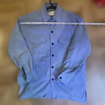 연한 파란색 버튼이 달린 긴팔 셔츠