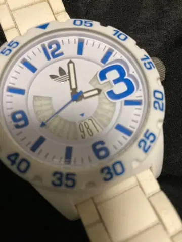 작동 중 adidas 아날로그 쿼츠 손목시계 화이트/블루
