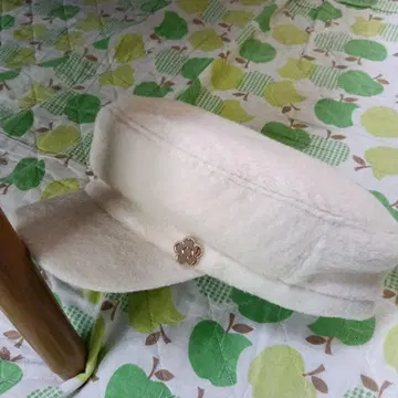 화이트 헌팅 캡 꽃 모티브