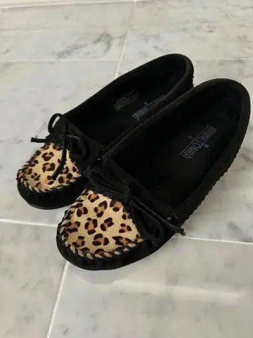 미네통카 레오파드 모카신