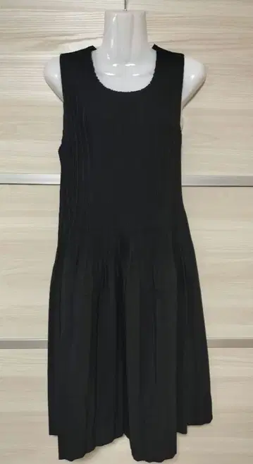 슬리브리스 원피스 블랙 포켓 부착