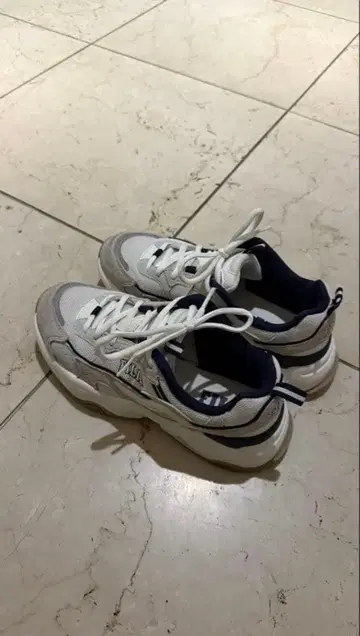 FILA 화이트/네이비 스니커즈