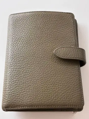 COCCINELLE GOLD 이단 접이식 지갑 올리브 그린