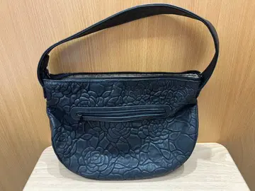 블랙 꽃무늬 엠보싱 가공 숄더백