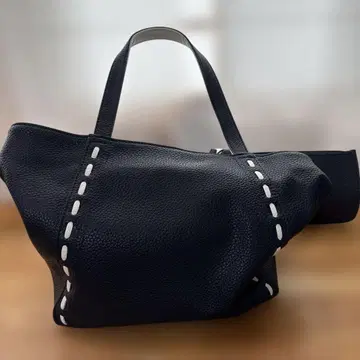 다크 네이비 가죽 핸드백 K