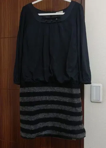 ALMOND OIL 블랙 스트라이프 패턴 무릎 기장 원피스