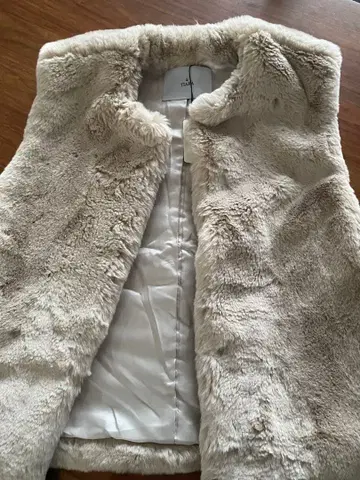 Tiara 베이지 퍼 베스트 노카라