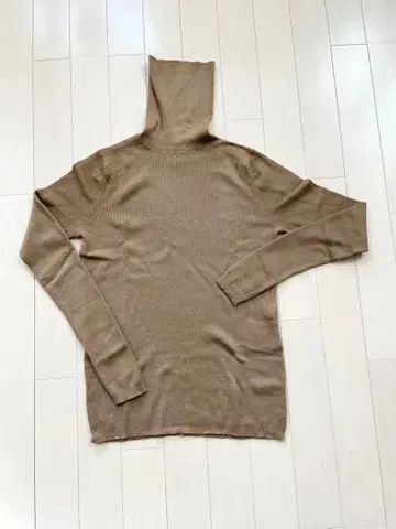 theory 브라운 터틀넥 스웨터