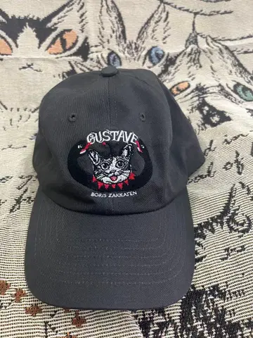 히구치 유코 GUSTAVE 자수 고양이 디자인 캡 그레이 완판템