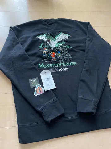 valutroom 몬헌 ( VR x Rathian CREWNECK )