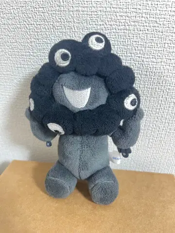 블랙 미야쿠미야쿠 키링 앉은