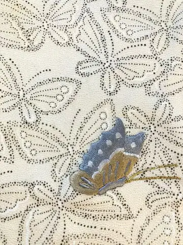 [ 앤티크 기모노 ] 화이트 베이스에 나비 자수, 긴 소매 이중 기모노