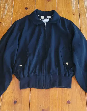 도트 무늬 안감의 블랙 벌룬 자켓