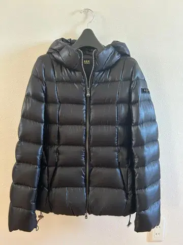 TATRAS 블랙 후드 부착 다운 자켓