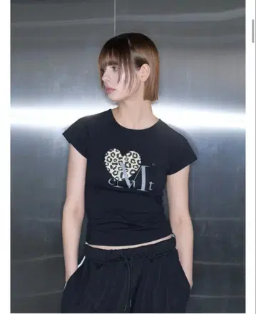 차콜 레오파드 무늬 하트 T셔츠 MUCENT