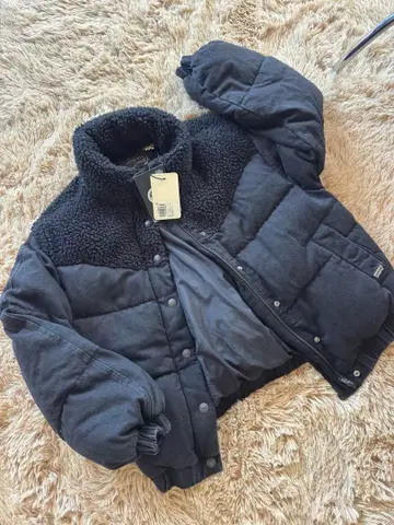 Levi's 블랙 다운 자켓 S 사이즈