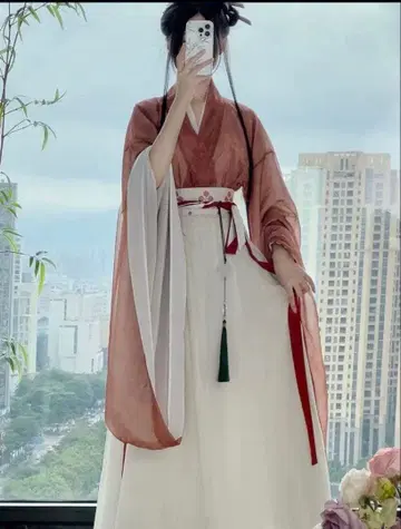 화이트 플레어 스커트와 가디건