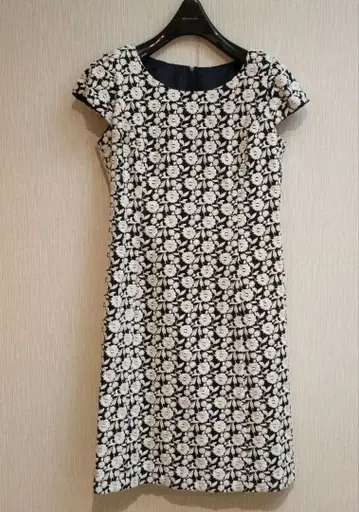 꽃무늬 자수 네이비 캡 슬리브 원피스