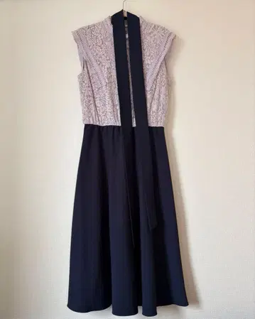 Swingle 슬리브리스 절개 원피스