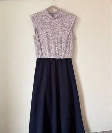 Swingle 슬리브리스 절개 원피스