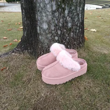 퍼 달린 핑크 스웨이드 사보 샌들