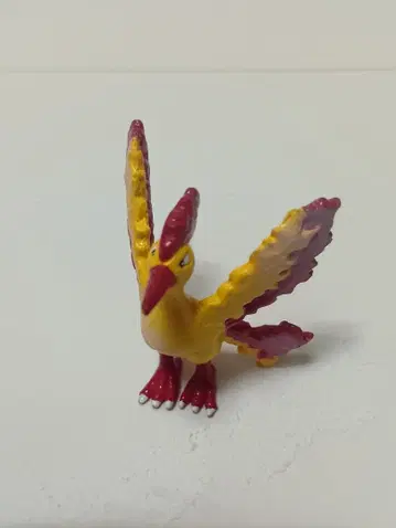 칠색조 피규어 빨간색 옐로우 컬러