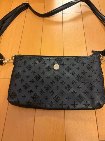 데일리 러셋 블랙 엠보싱 숄더