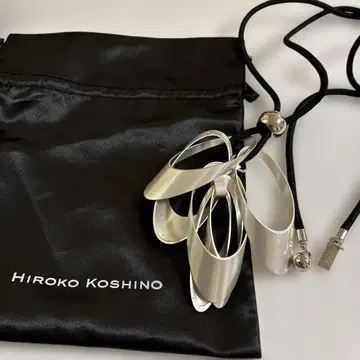 히로코 코시노 실버색 목걸이