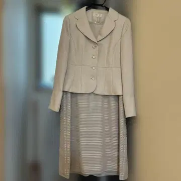 라이트 베이지 자켓과 드레스 세트