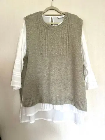 나의 방 니트 베스트/핀턱 자수 블라우스 베이지/화이트 [ 새상품 ]